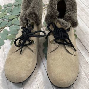 COBBIE CUDDLERS Taupe Nubuck Suede Ankle Boots size 9W